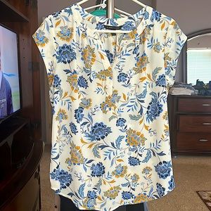 41 Hawthorn top, large blouse. Morley split neck short sleeve blouse